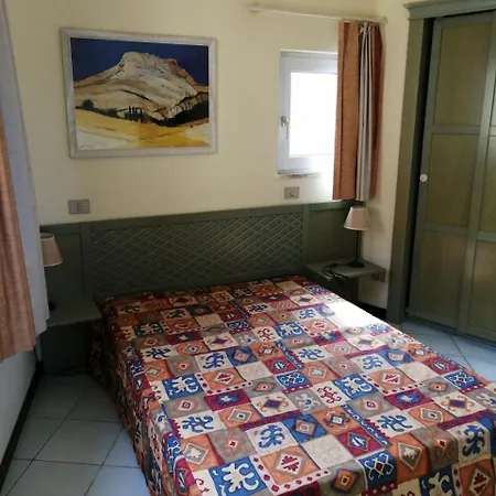 Casa Vacanze Li Canneddi Aparthotel *